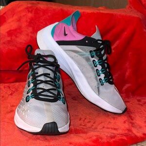 Nike Women's Gray and Pink Athletic Shoes